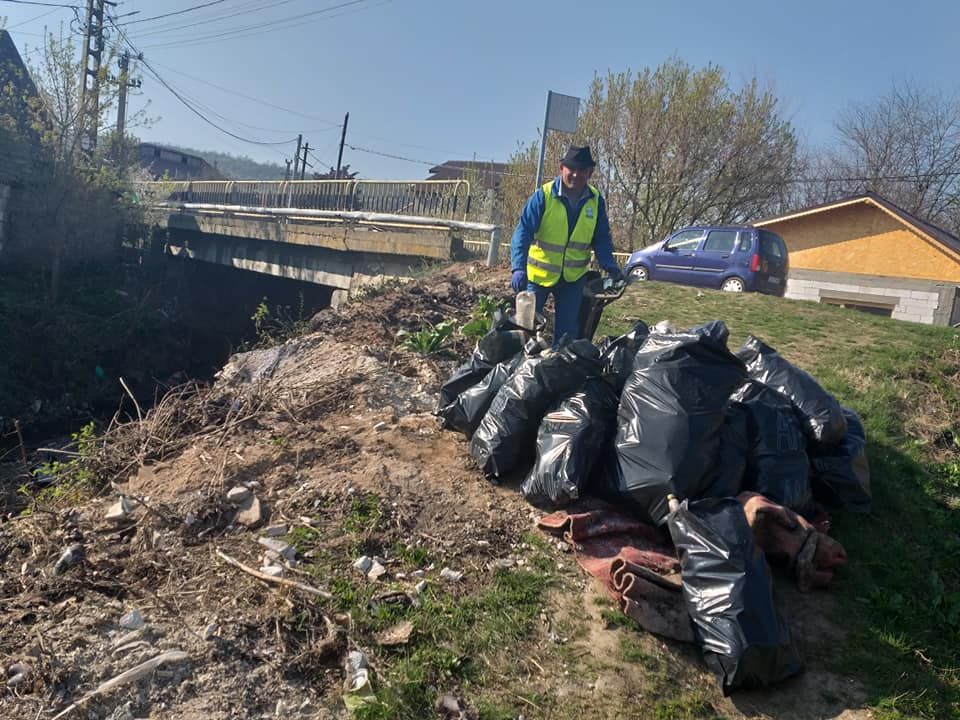 Deșeuri reapărute în zone deja curățate, într-o comună din Dolj. Cinci autobasculante cu gunoi, în câteva ore de muncă