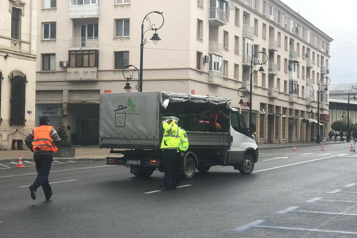 Acuzaţii faţă de mitingul PSD de la Craiova: Oameni ameninţaţi să vină la serviciu îmbrăcaţi în alb şi să participe la manifestare