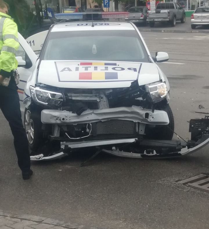 Mașină de poliție, lovită de un autoturism, într-o intersecție din Craiova