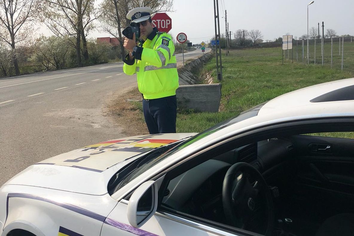 Sute de șoferi amendați de polițiștii doljeni, din cauza vitezei