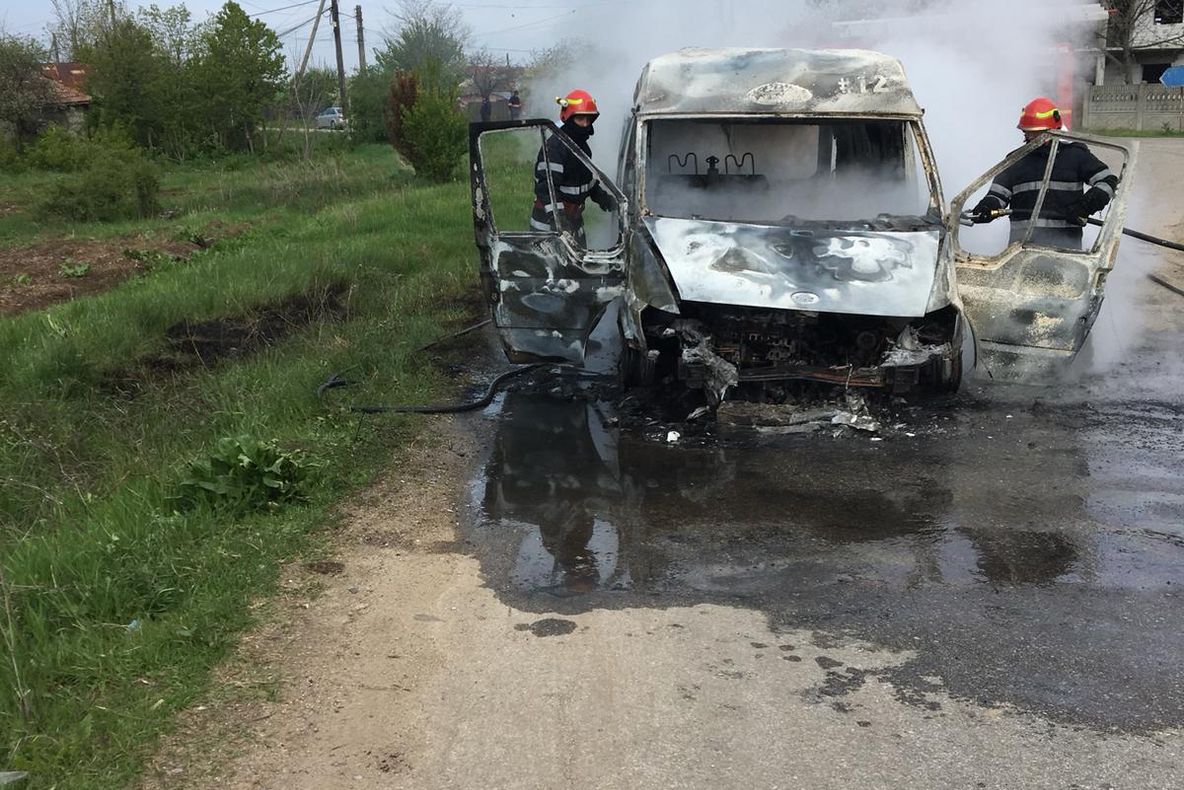 Mașina unui craiovean, distrusă în incendiu