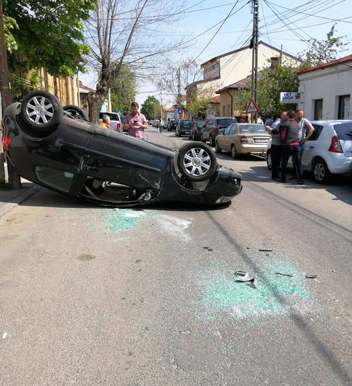 Accident spectaculos pe o stradă din Craiova. O tânără a ajuns la spital. FOTO