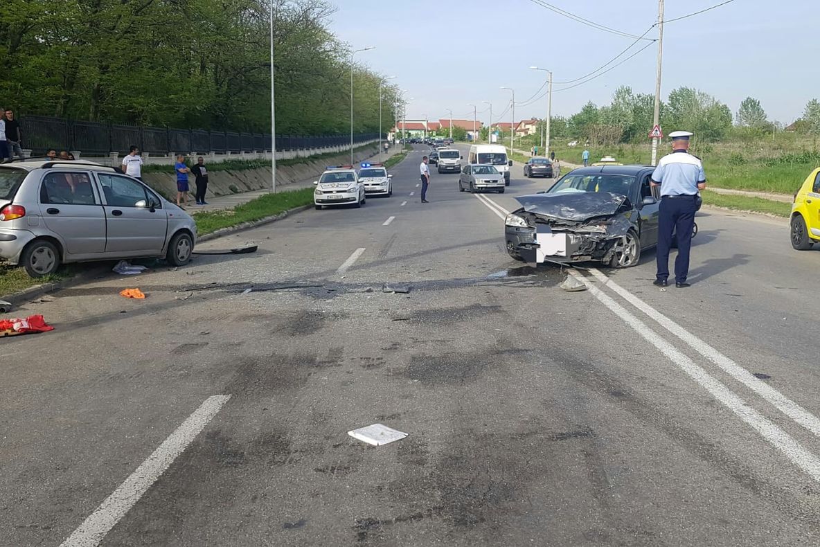 Accident în Craiova. Două persoane au fost rănite - FOTO