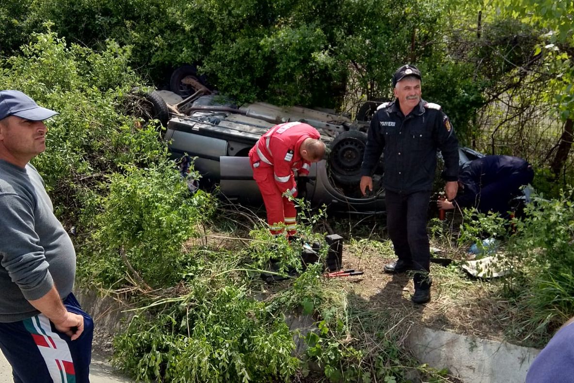 „Cascadorie” în Dolj: Un șofer băut a scăpat teafăr după ce s-a dat peste cap cu mașina - FOTO