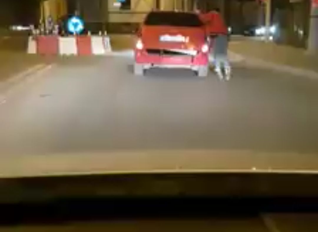 La plimbare cu rolele, agățat de mașină, pe străzile Craiovei - VIDEO