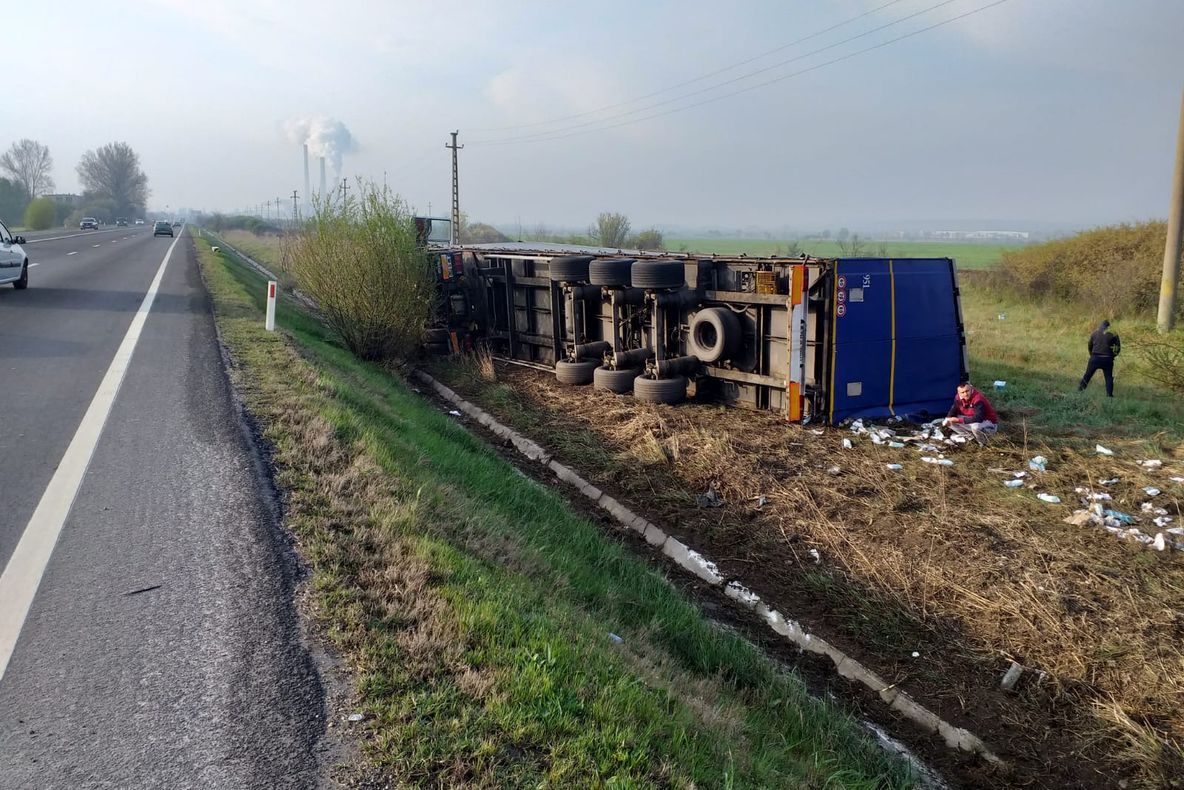 TIR încărcat cu scutece pentru copii, răsturnat pe un drum naţional din Dolj