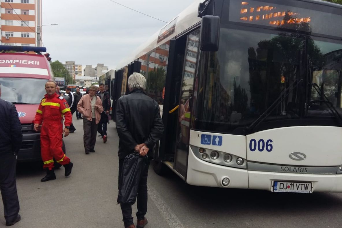 FOTO. O fetiță de 5 ani și un bătrân, din Craiova, au ajuns la spital, după ce autobuzul în care se aflau a lovit o dubiță