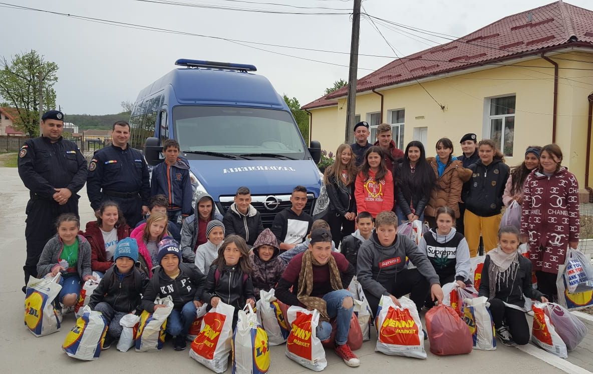 Meci de fotbal urmărit din tribune și cadouri de Paște pentru mai mulți copii dintr-un sat din Dolj