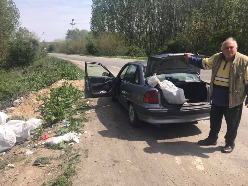Doljean surprins în timp ce aruncă sacii cu gunoi, din portbagajul mașinii, pe marginea străzii