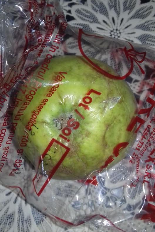 Distribuite elevilor doljeni la șapte luni de la începutul școlii, merele și cornul pun deja probleme. „Nu aveți pic de respect față de acești copii”