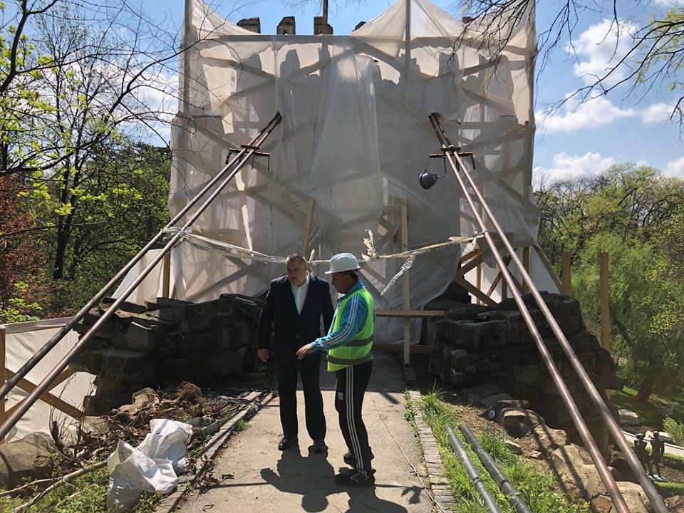 Podul suspendat din Parcul „Nicolae Romanescu” din Craiova, șantier cu șanse mari de a fi gata la timp