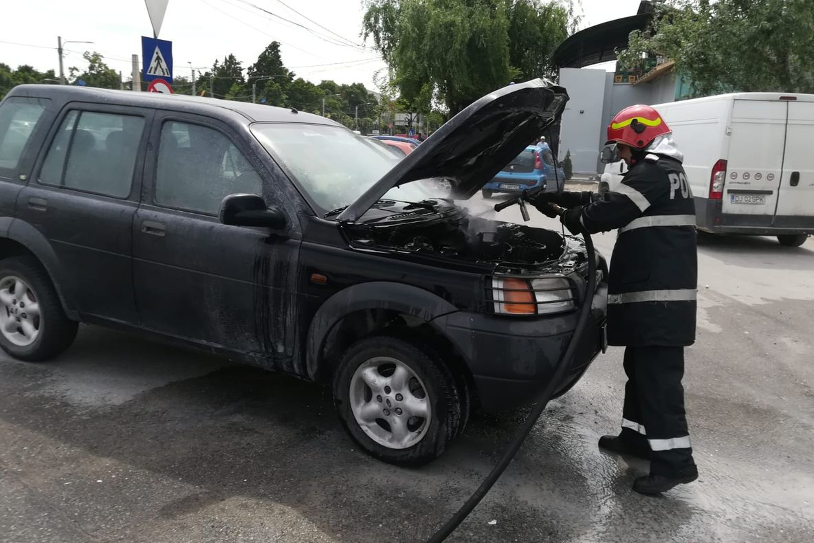 Incendiu izbucnit la o mașină, în Craiova