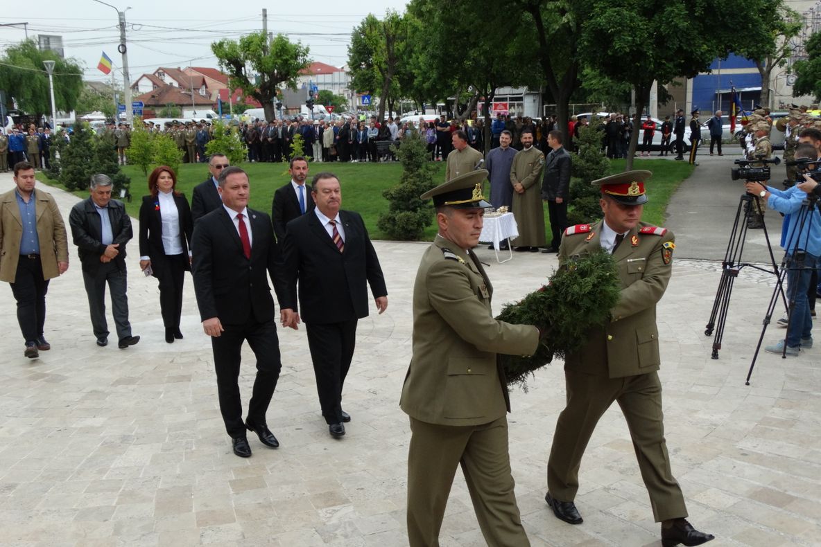 Autoritățile din Dolj au marcat Ziua de 9 Mai. Depunere de coroane, alocuțiuni și slujbă religioasă