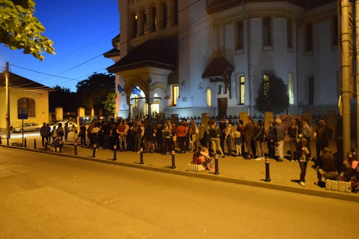 FOTO. Craiovenii au format cozi pentru a intra în muzee, seara trecută