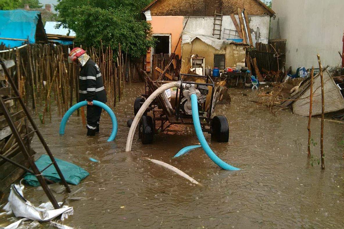 VIDEO. Inundații și ploaie cu grindină la Calafat. Pompierii au intervenit
