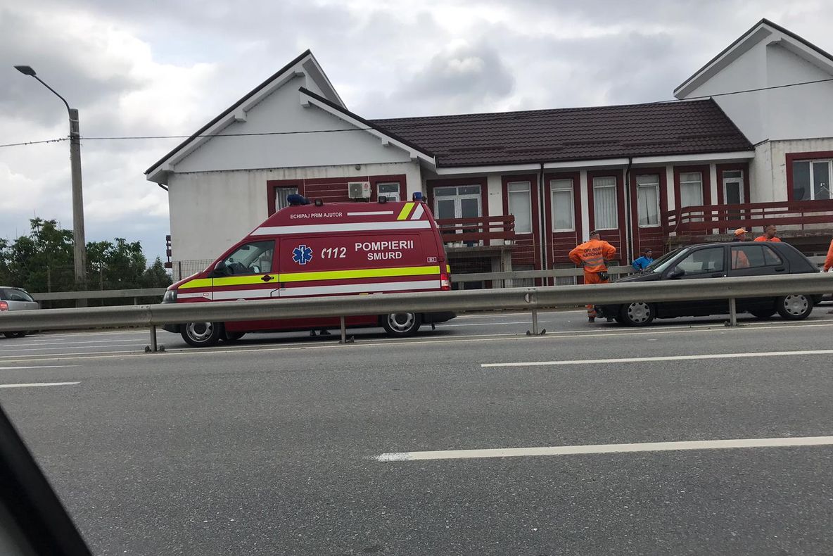 A ajuns la spital, în urma unui accident produs pe un drum național din Dolj. Șoferița a vrut să întoarcă mașina și nu s-a asigurat