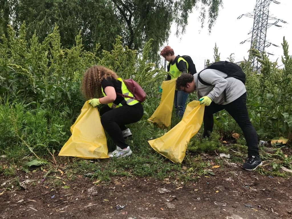 Acțiunea voluntarilor scoate la iveală dezastrul din cartierele Craiovei. „Peste 40 de saci cu deșeuri strânse dintr-o parcare, în doar două ore”