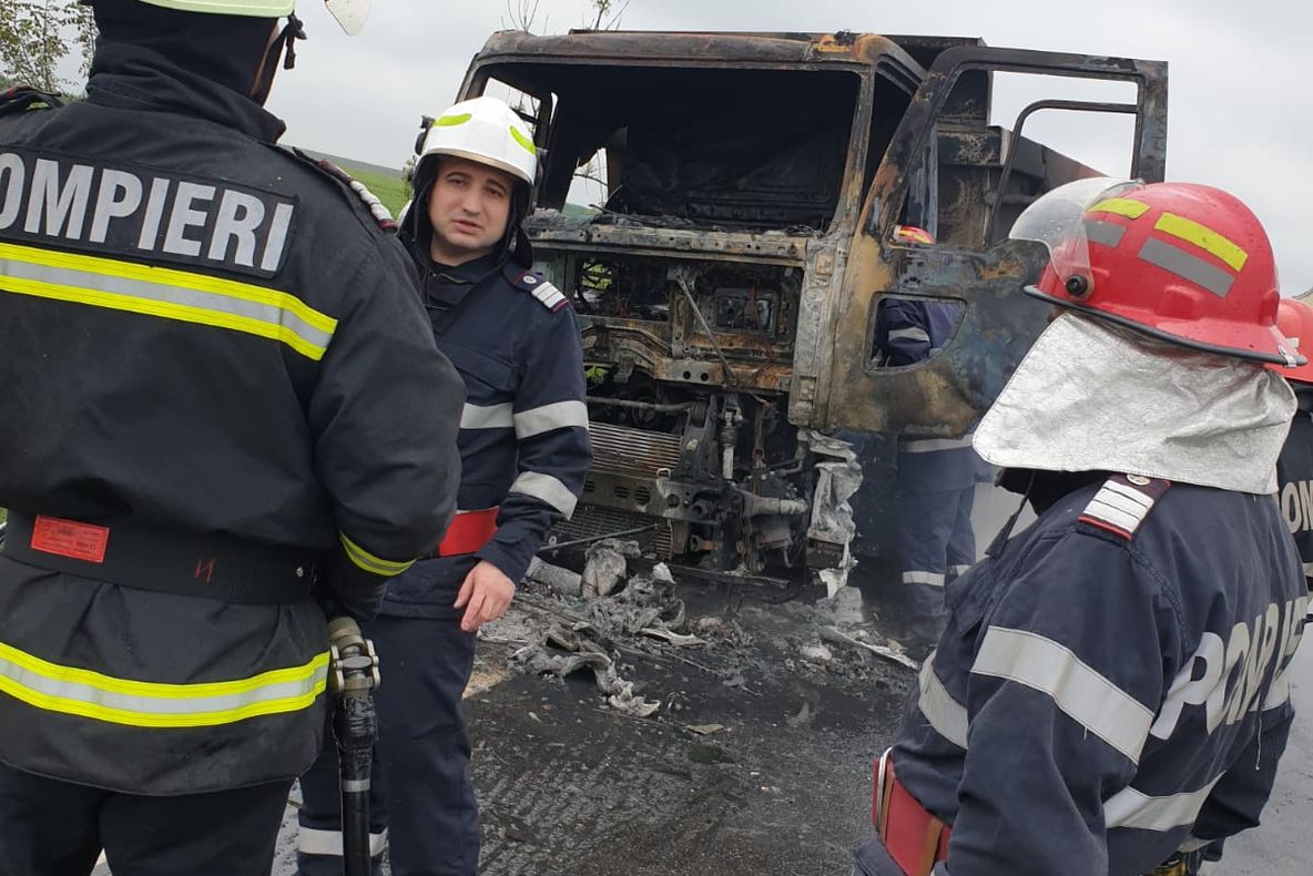 Autocamion în flăcări, pe un drum naţional din Dolj - FOTO