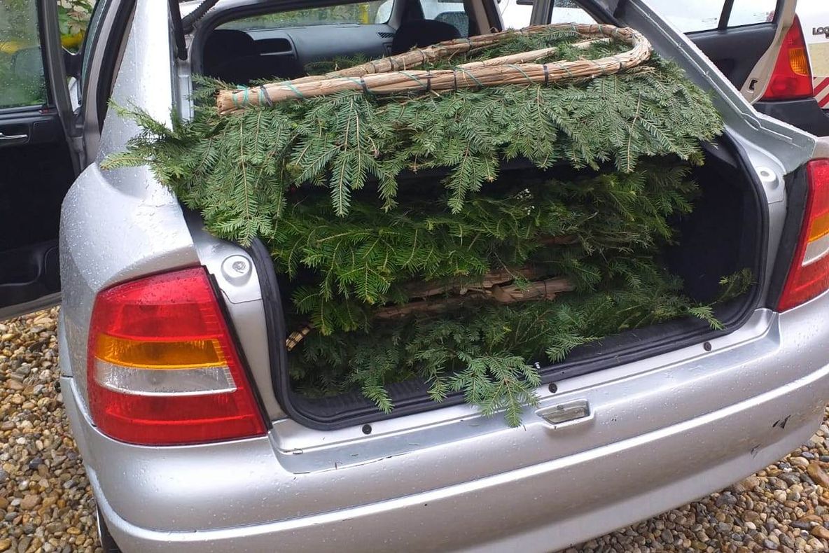 Furt MACABRU. Au luat coroanele de flori dintr-un CIMITIR din Craiova - VIDEO