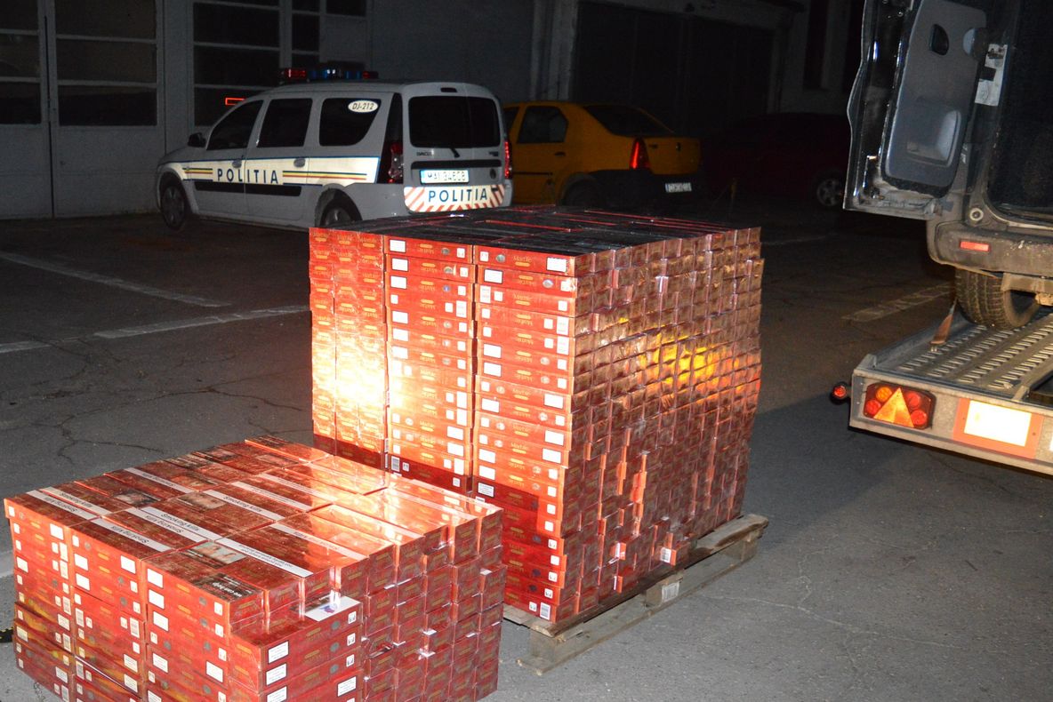 10.000 de pachete de ţigări depistate de poliţişti doljeni într-o autoutilitară, la Pieleşti - FOTO