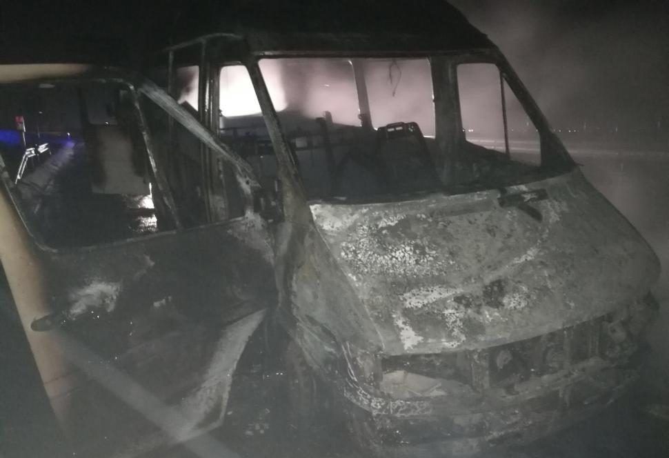 Un bărbat din Dolj a fost reținut după ce și-a incendiat mașina pe un drum din Gorj. Spera să fie despăgubit de firma de asigurări