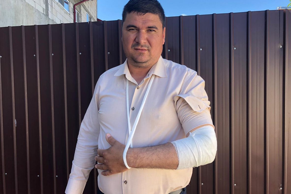 Președintele unei secții de votare din Dolj, prins făcând campanie unui partid, l-a atacat cu pietre pe primar