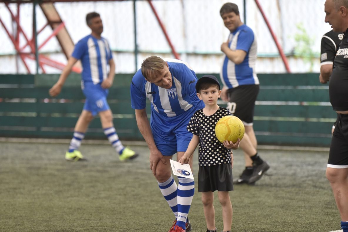 Emil Săndoi a deschis o școală de fotbal la Craiova. Programele se adresează copiilor cu vârste între 5 și 10 ani