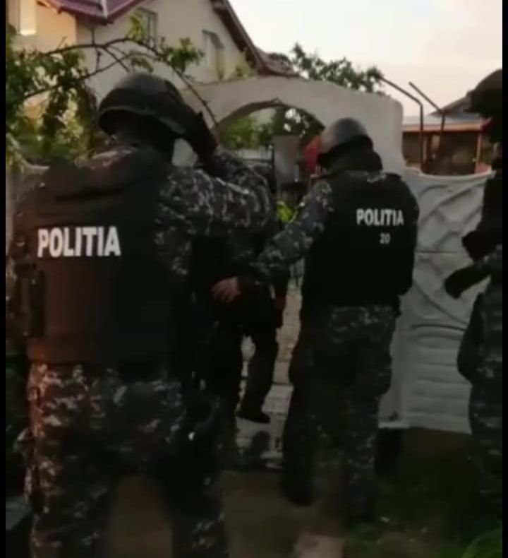 VIDEO. Percheziții domiciliare la locuințele a doi doljeni care dețineau, ilegal, arme și muniție