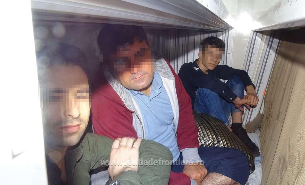 Doi irakieni și un sirian, care voiau să ajungă în Germania, găsiți într-un microbuz printre profile de aluminiu, la Calafat - FOTO &amp;VIDEO