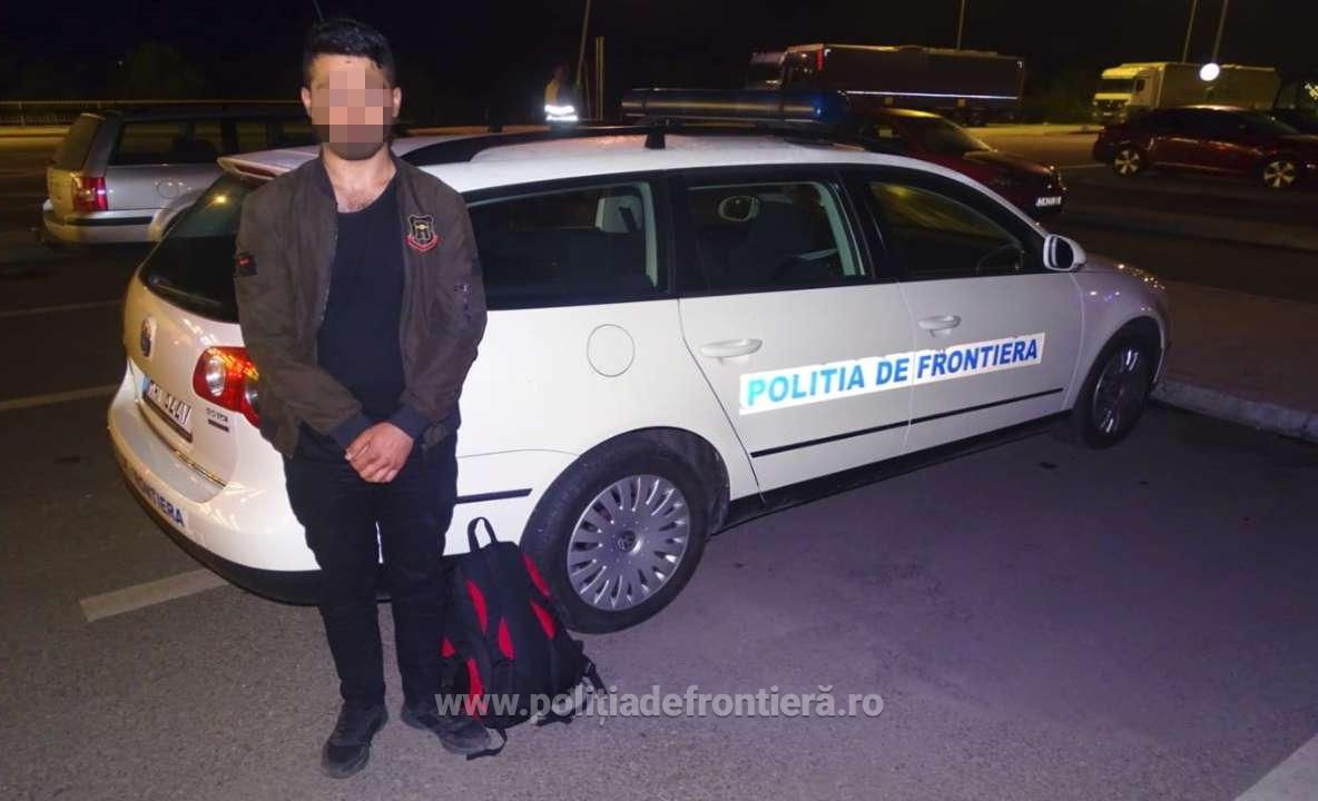 VIDEO/FOTO. Cetățean turc ascuns deasupra cabinei unui camion încărcat cu pepeni. A fost depistat la Frontiera Calafat