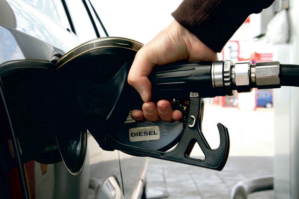 Cercetat penal după ce a furat aproximativ 500 litri de motorină, de la staţia PECO unde lucra concubina sa