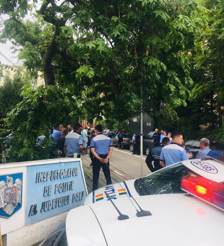 Poliţiştii din Dolj, moment de reculegere în memoria colegului lor împuşcat în misiune - VIDEO