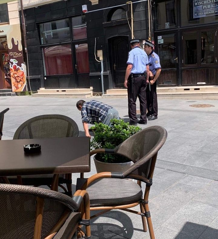 VIDEO/IMAGINI REVOLTĂTOARE. Doi polițiști locali din Craiova trec nepăsători pe lângă un bărbat care se sprijină în mâini pentru a merge