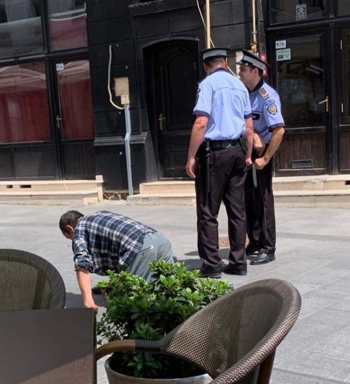 Poliția Locală Craiova, despre bărbatul care se sprijinea în mâini ca să meargă: "Este un cerșetor recalcitrant cu oamenii care nu îi dau bani"