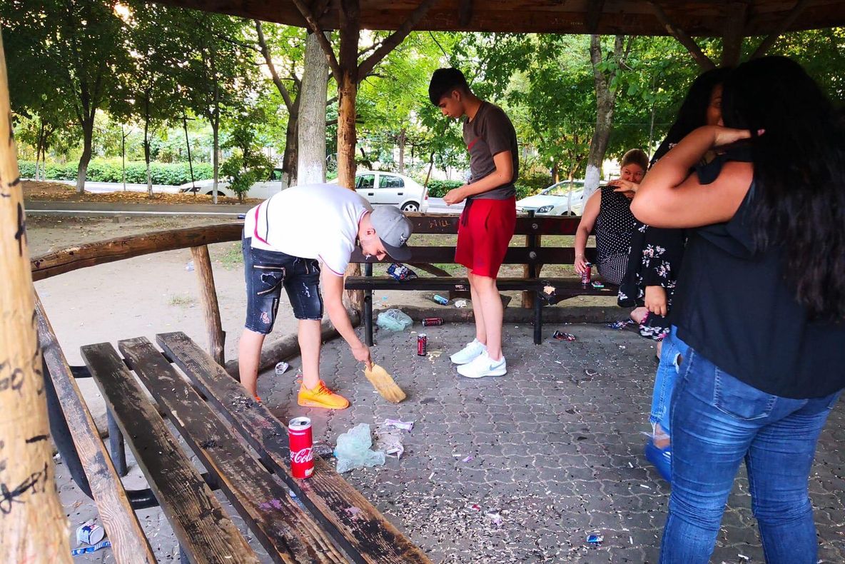 Craiovenii care scuipă coji de seminţe sau aruncă chiştoace pe jos, amendaţi