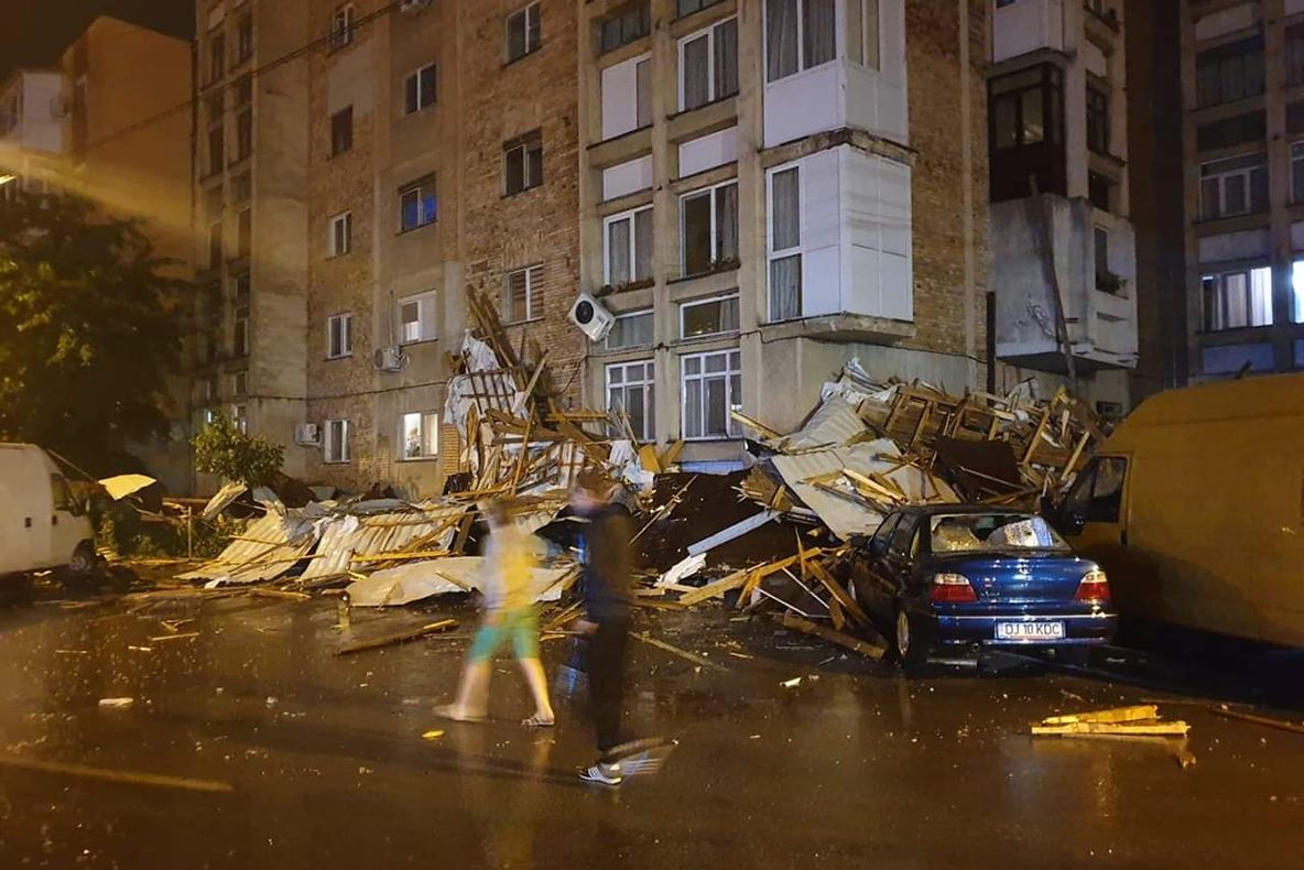 Acoperiș doborât de vânt, în Craiova. Mai multe mașini avariate