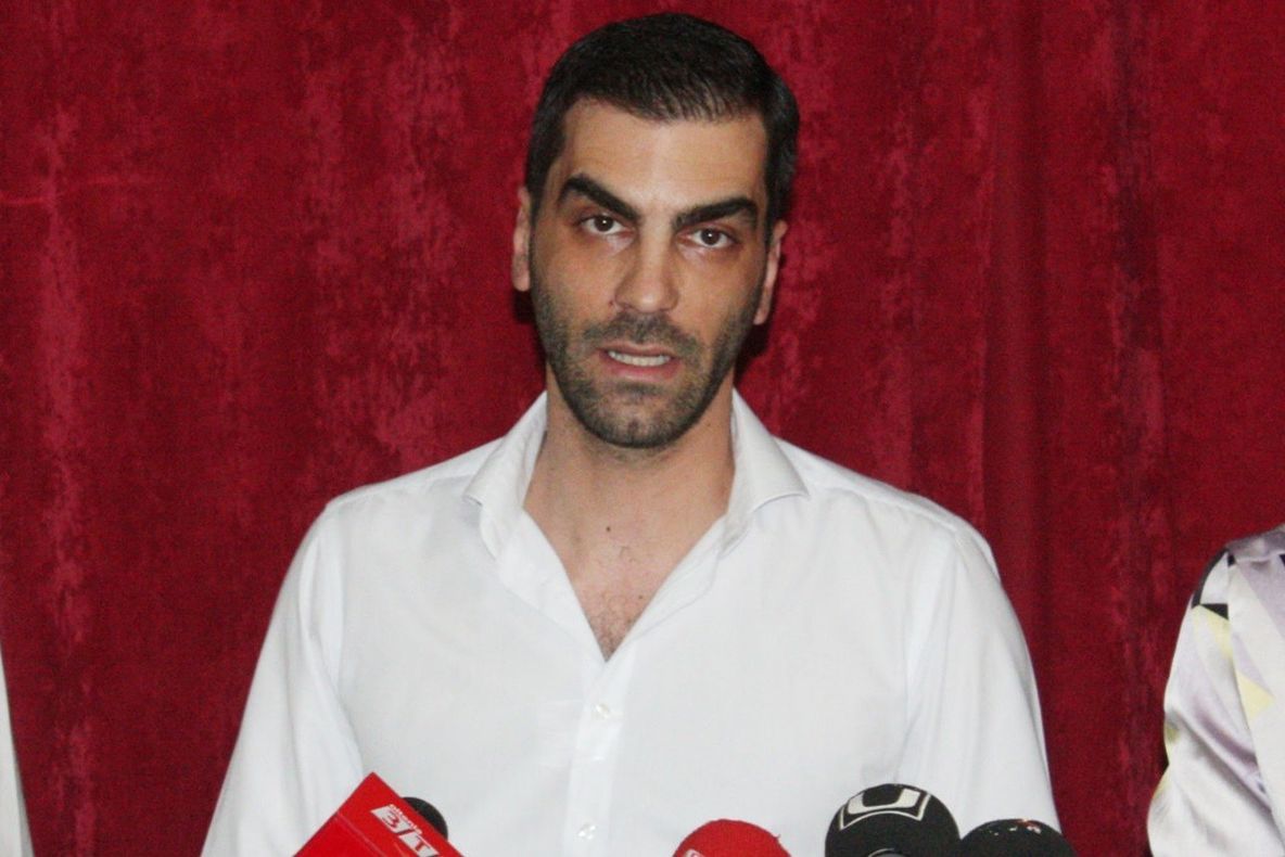 Directorul Filarmonicii Oltenia, care le dorea „un glonţ în cap“ celor care au ieşit cu copiii în stradă, pe 10 august, acuzat că dă invitaţii pe simpatii politice