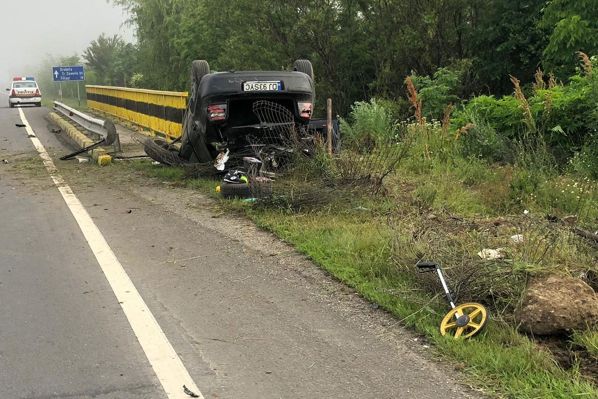 Tânără din Mehedinţi, teafără după ce a adormit la volan şi s-a răsturnat cu maşina în Dolj