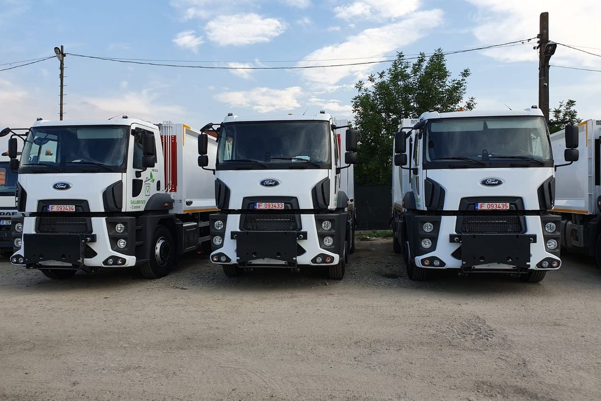 Trei autogunoiere noi, în parcul auto al Salubrității Craiova