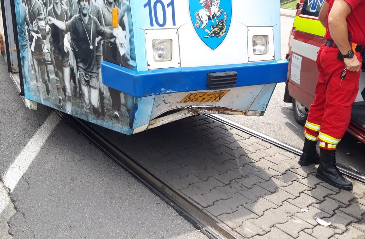 Mașină făcută praf, de un tramvai, la Craiova. Trei persoane au fost rănite