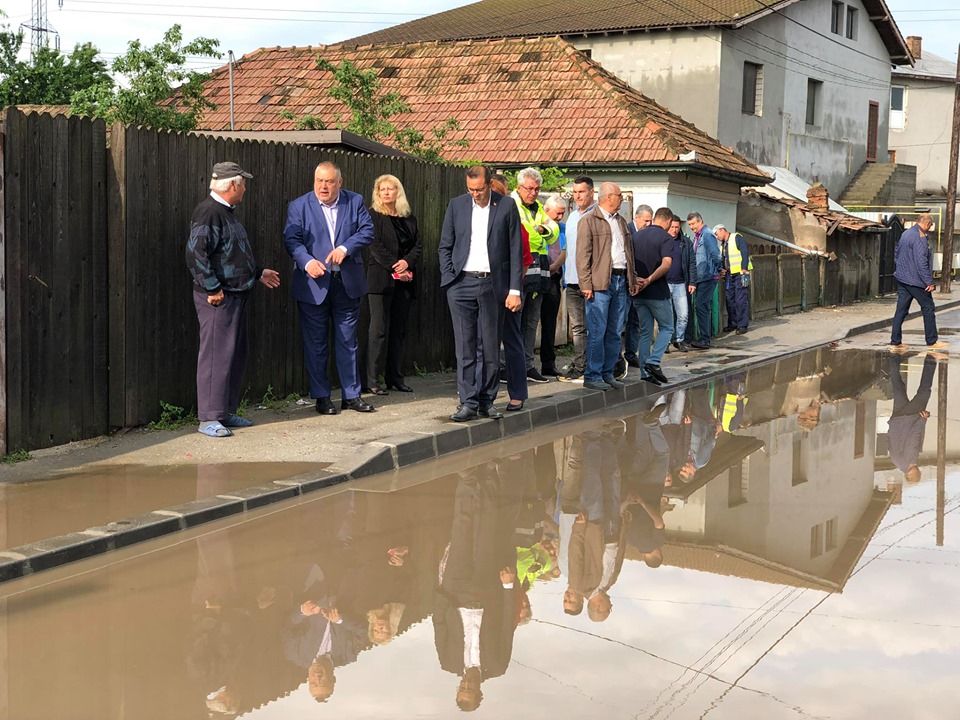 Străzi inundate, în Craiova, din cauza ploii și a branșărilor ilegale. Ce au găsit autoritățile în teren