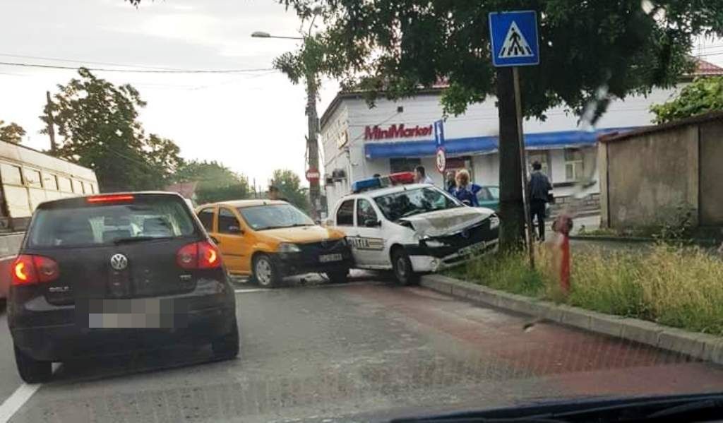 Doi poliţişti din Craiova, la spital după ce maşina de poliţie în care se aflau a fost lovită de un alt autoturism