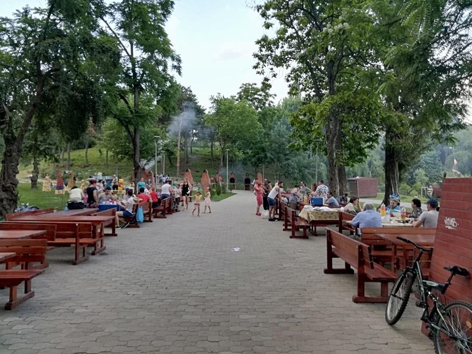 Craiovenii au încins grătarele din Parcul Hanul Doctorului, în Duminica Rusaliilor