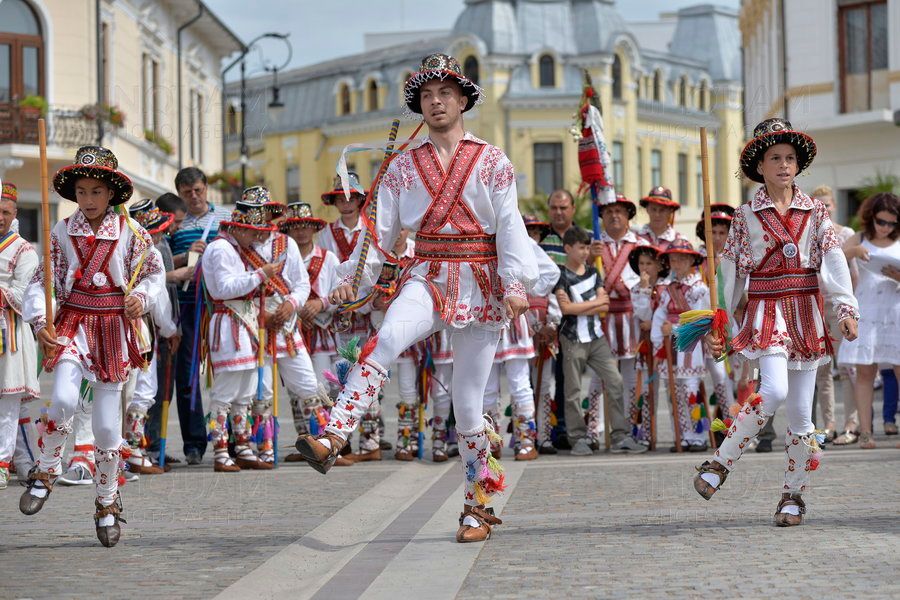 Călușari din trei județe ale Olteniei ajung la Craiova, în Duminica Rusaliilor