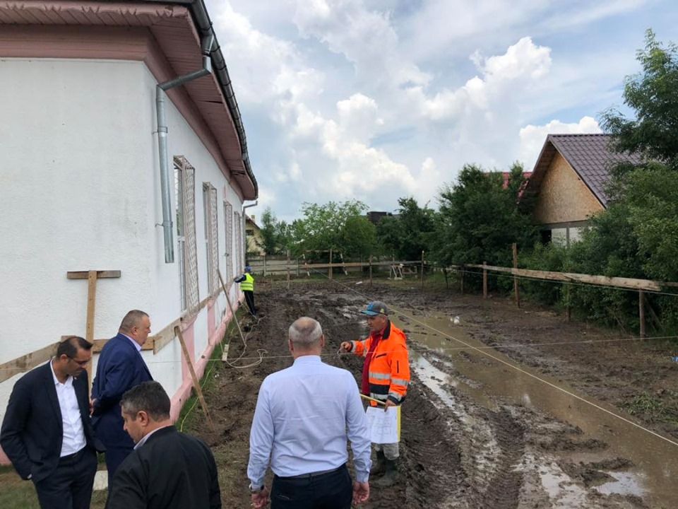 Clădire nouă la școala din Craiova unde elevii încă folosesc toaletele din curte