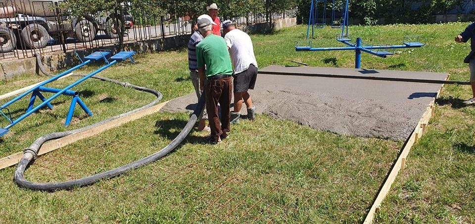 Lucrări făcute după bunul plac al muncitorilor, în Dolj. Ciment turnat direct pe iarbă, în curtea unei grădinițe din localitatea Moțăței