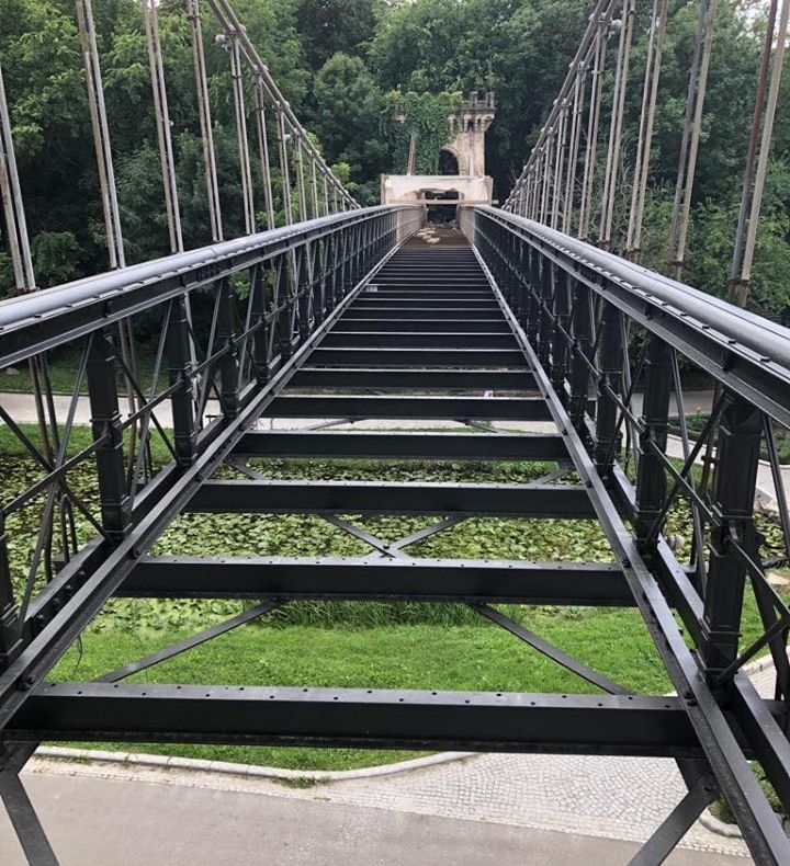 FOTO. Podul suspendat din Parcul Nicolae Romanescu capătă „aspectul de odinioară”