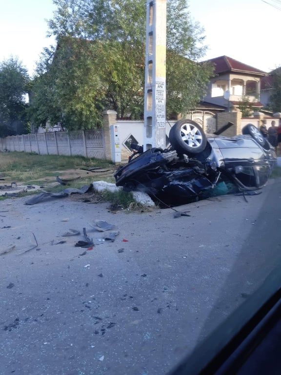 Un tânăr din Dolj a adormit la volan și s-a răsturnat cu mașina. Șoferul a ajuns la spital