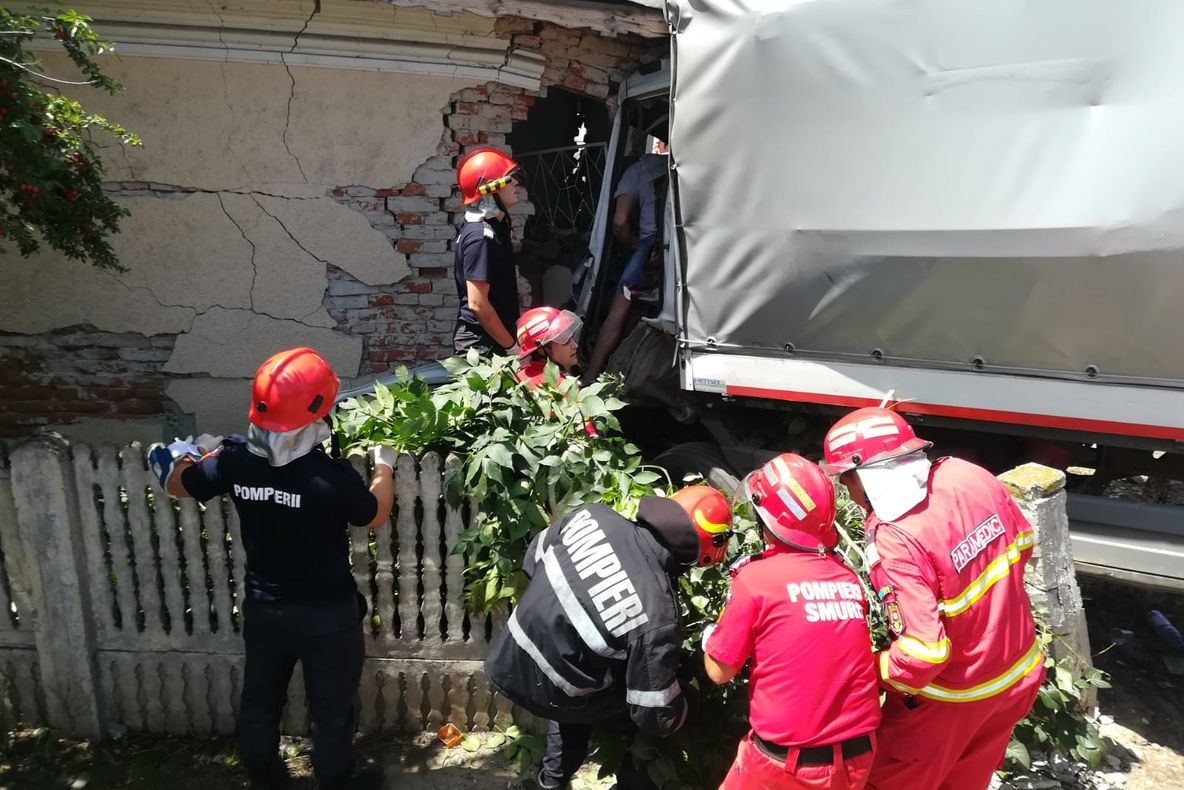 Șofer de TIR, mort în accident la Brădești. O fetiță de 6 ani, rănită