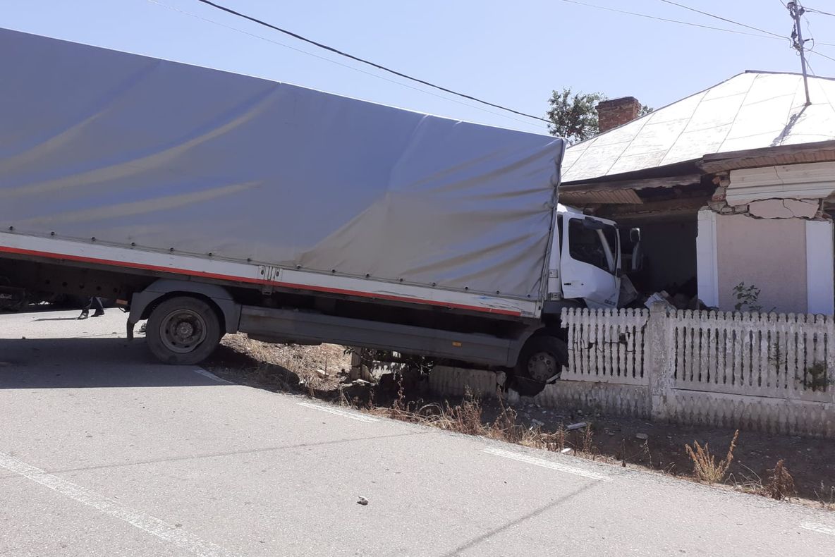 VIDEO. Momentul în care șoferul mort în accidentul de la Brădești pierde controlul mașinii, surprins de camerele video din localitate